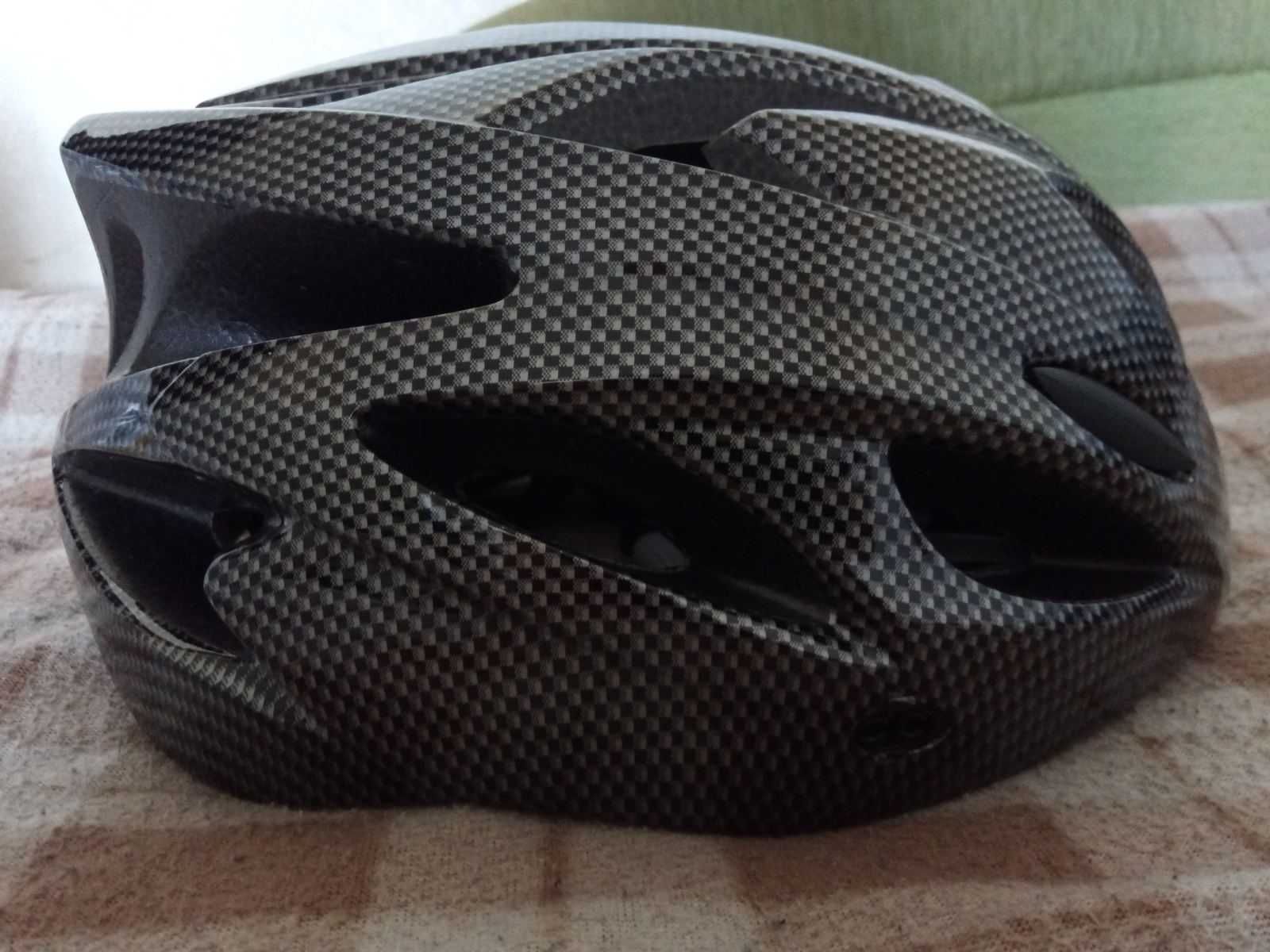 Велосипедний шолом (шлем) чорний з текстурою карбону Розмір L