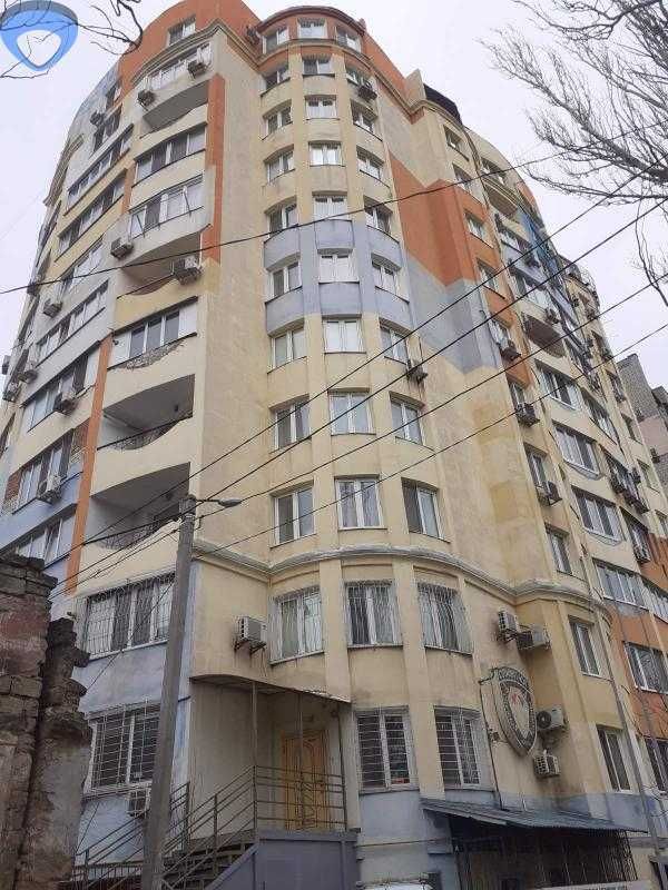 Трехкомнатная квартира в кирпичном доме в центре  Одессы.