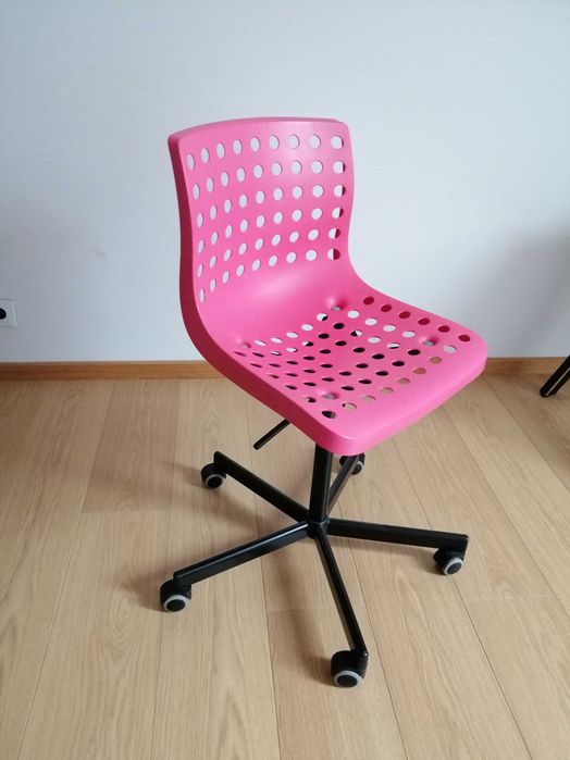 krzesło obrotowe Ikea różowe plus lampka biurkowa