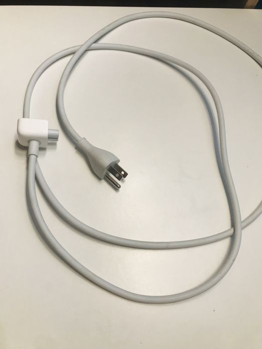 Кабель живлення на Apple MacBook