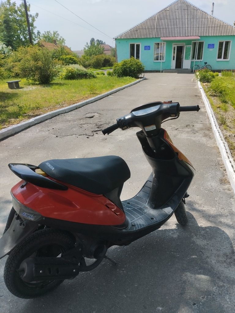 Продаєця скутер Хонда. Діо 28