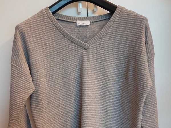 Szary sweter one size, oversize serek dekolt. Firma Laurella