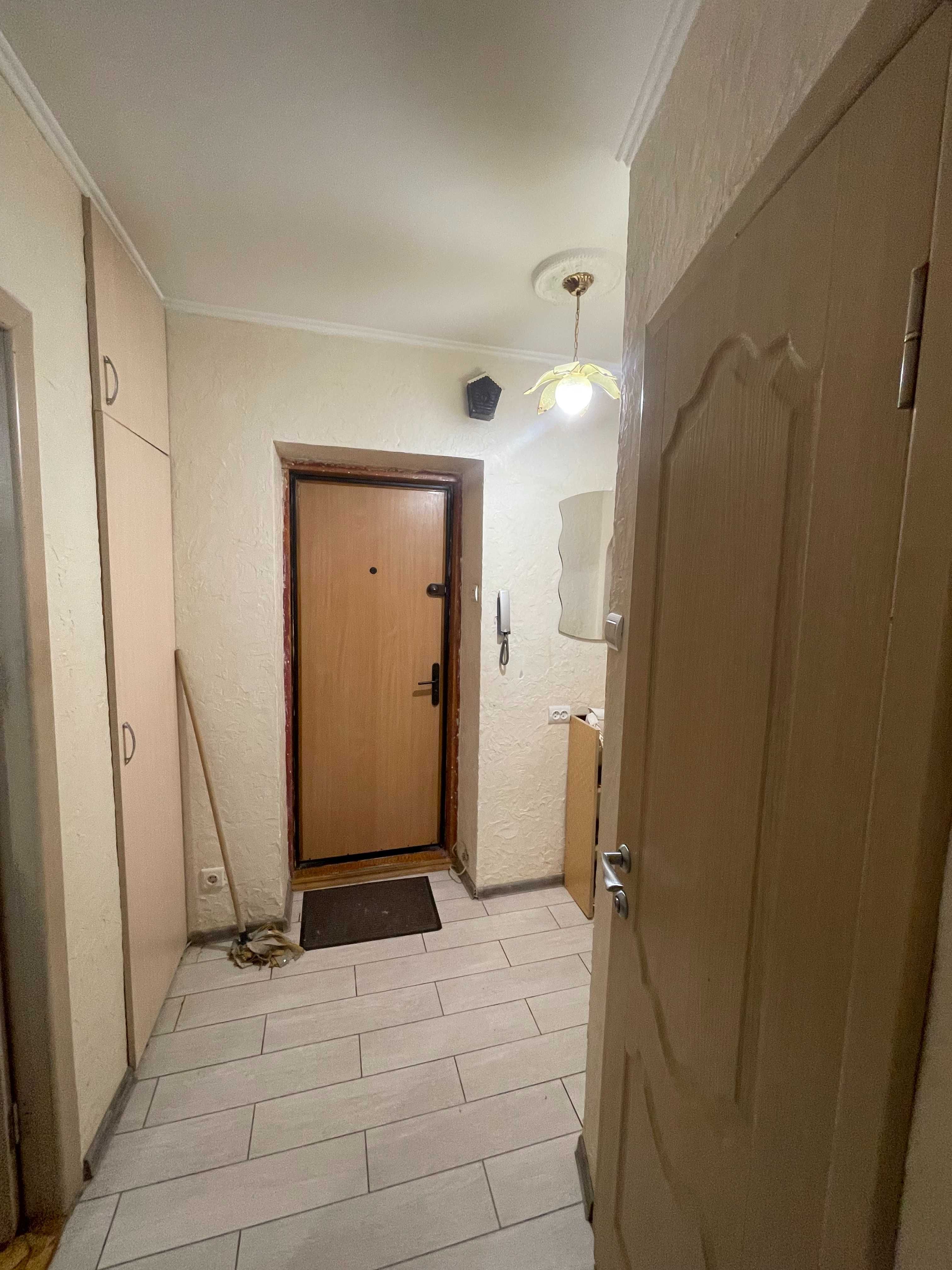Продаж 2кім квартири по вул Роксоляни 55тис уо