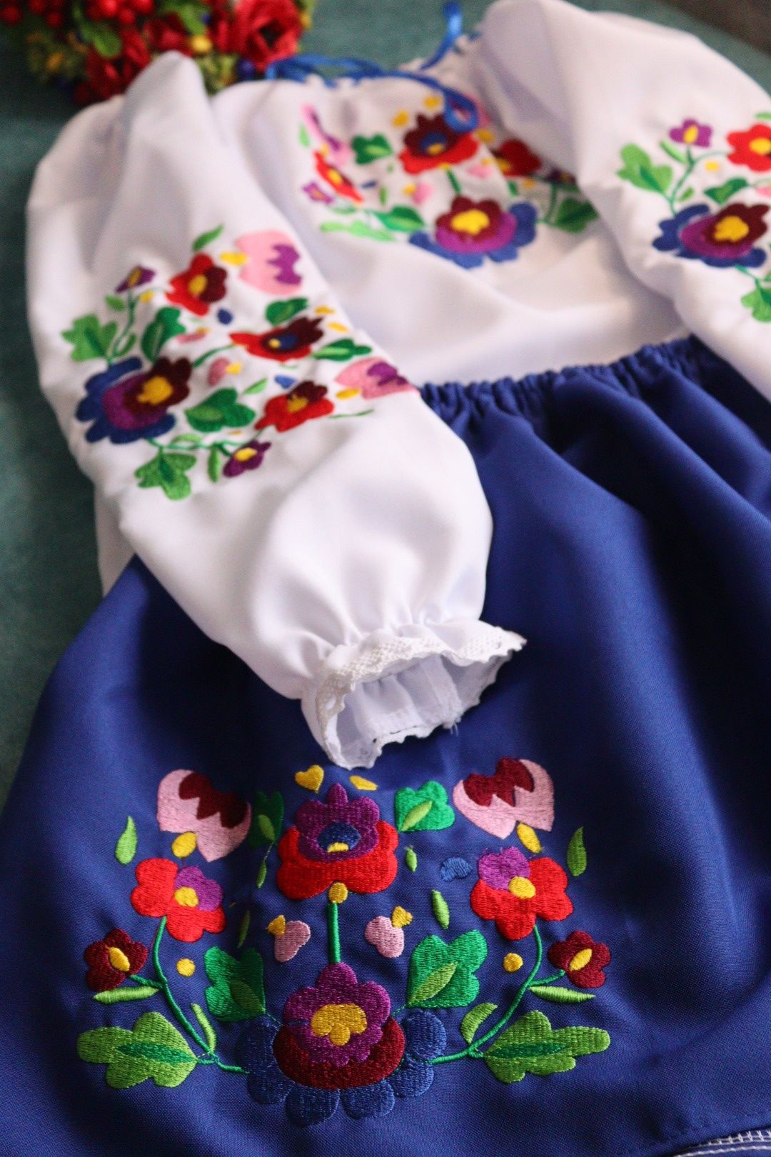 Яскравий вишитий костюм для дівчинки 
Польові квіточки