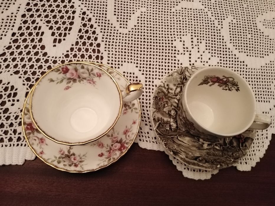 2 Chávenas de Chá em Porcelana da Royal Albert e da Johnson Bross