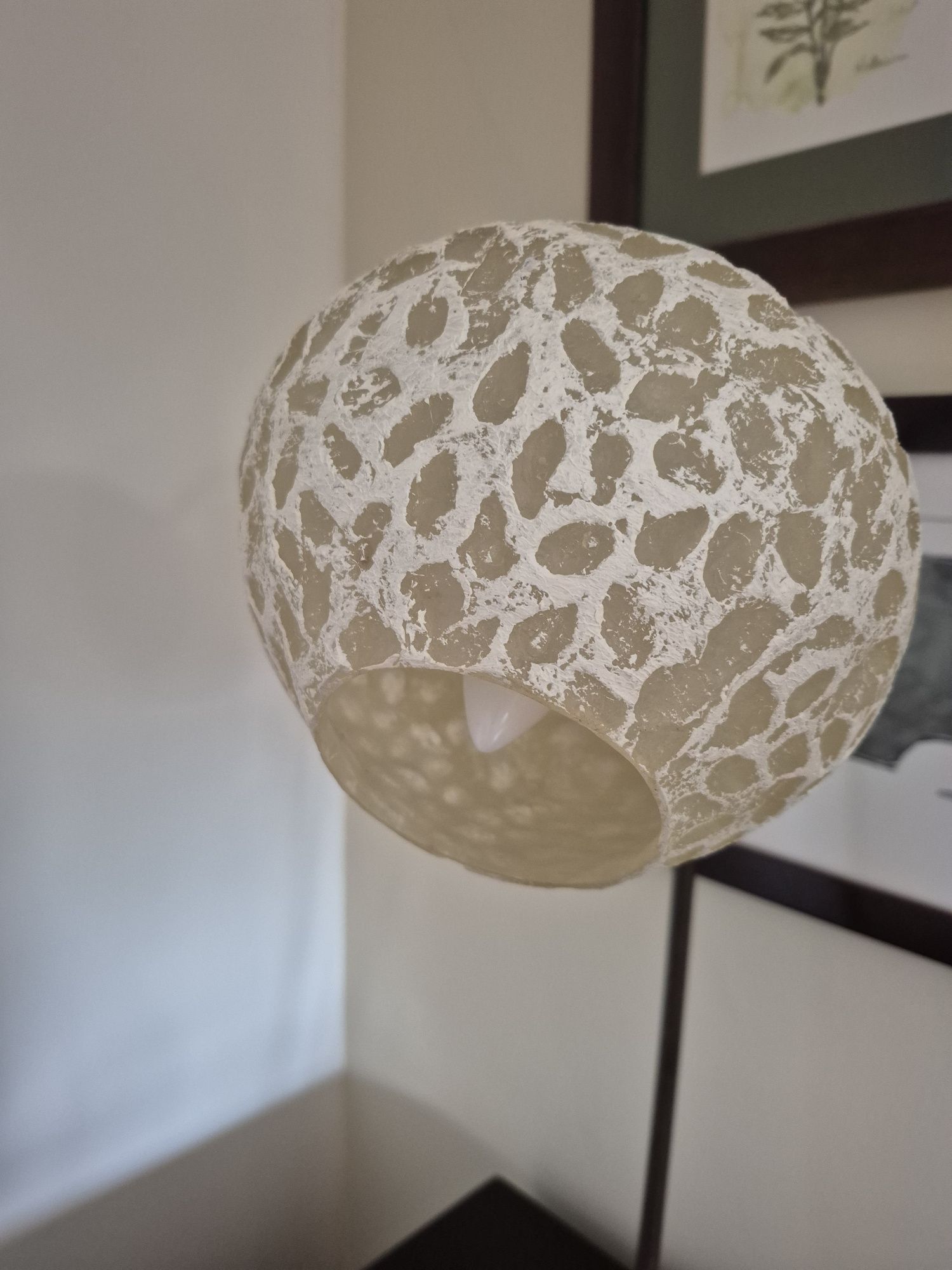 Candeeiro de mesa abajur em  beje e pe castanho