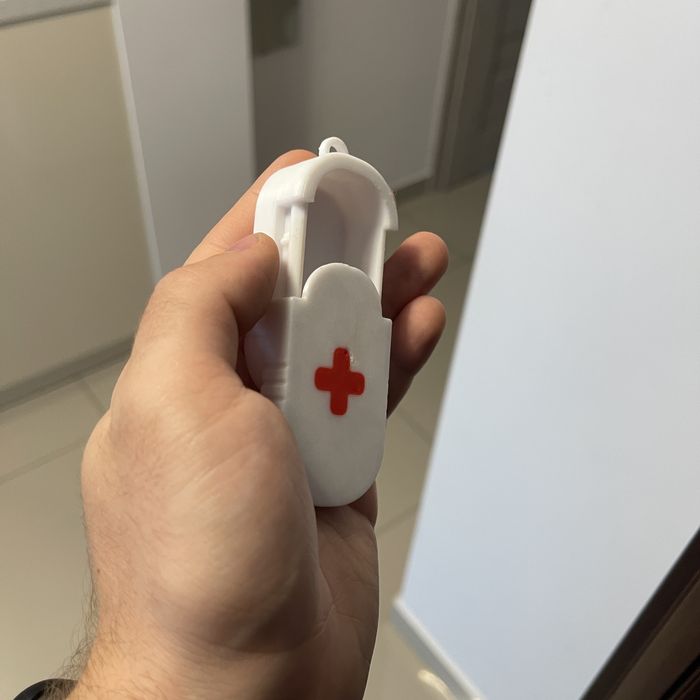 Pojemnik przenośny na lekarstwa – apteczka z krzyżem