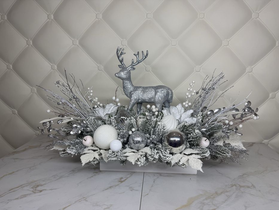 Різдвяна композиція зі штучних квітів