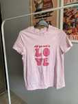 Koszulka z napisem “all you need is LOVE”