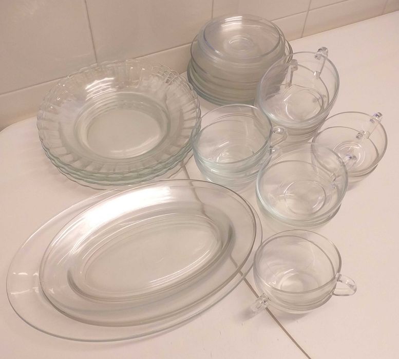 Conjunto de vidros diversos, loiça e copos