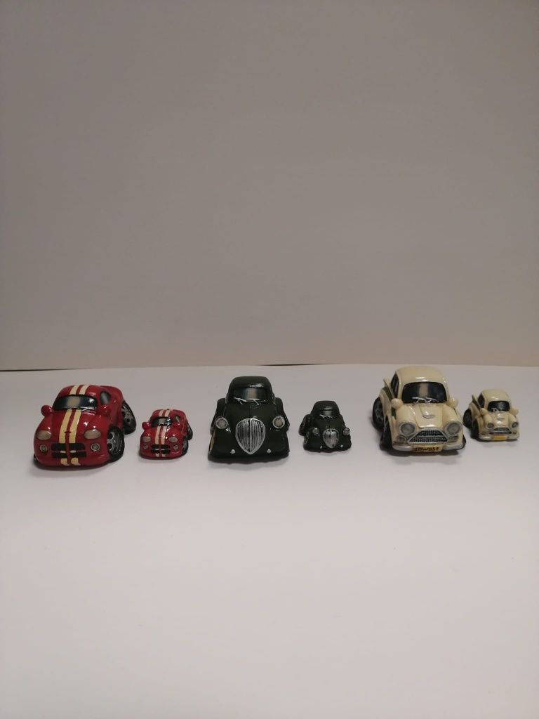 Conjunto de 2 miniaturas de carrinhos em marfinite pintada