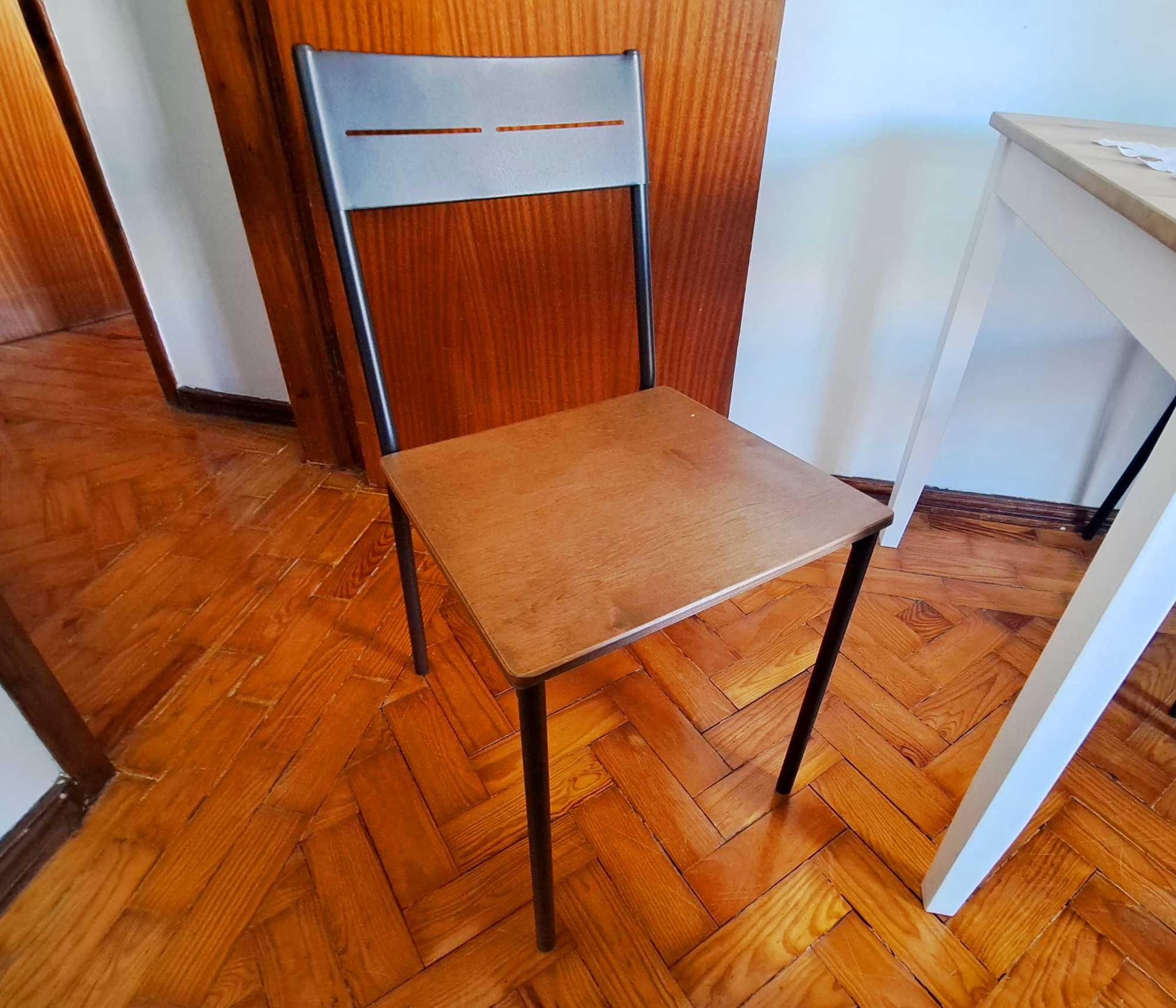 Conjunto de mesa e 4 cadeiras