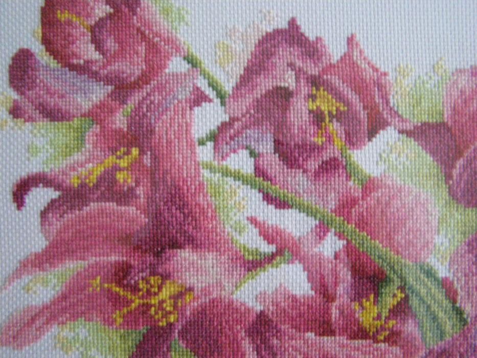 Вишита хрестиком картина - квіти в сучасному стилі