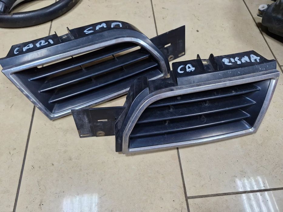 Nerka nerki zderzaka przód CARISMA LIFT