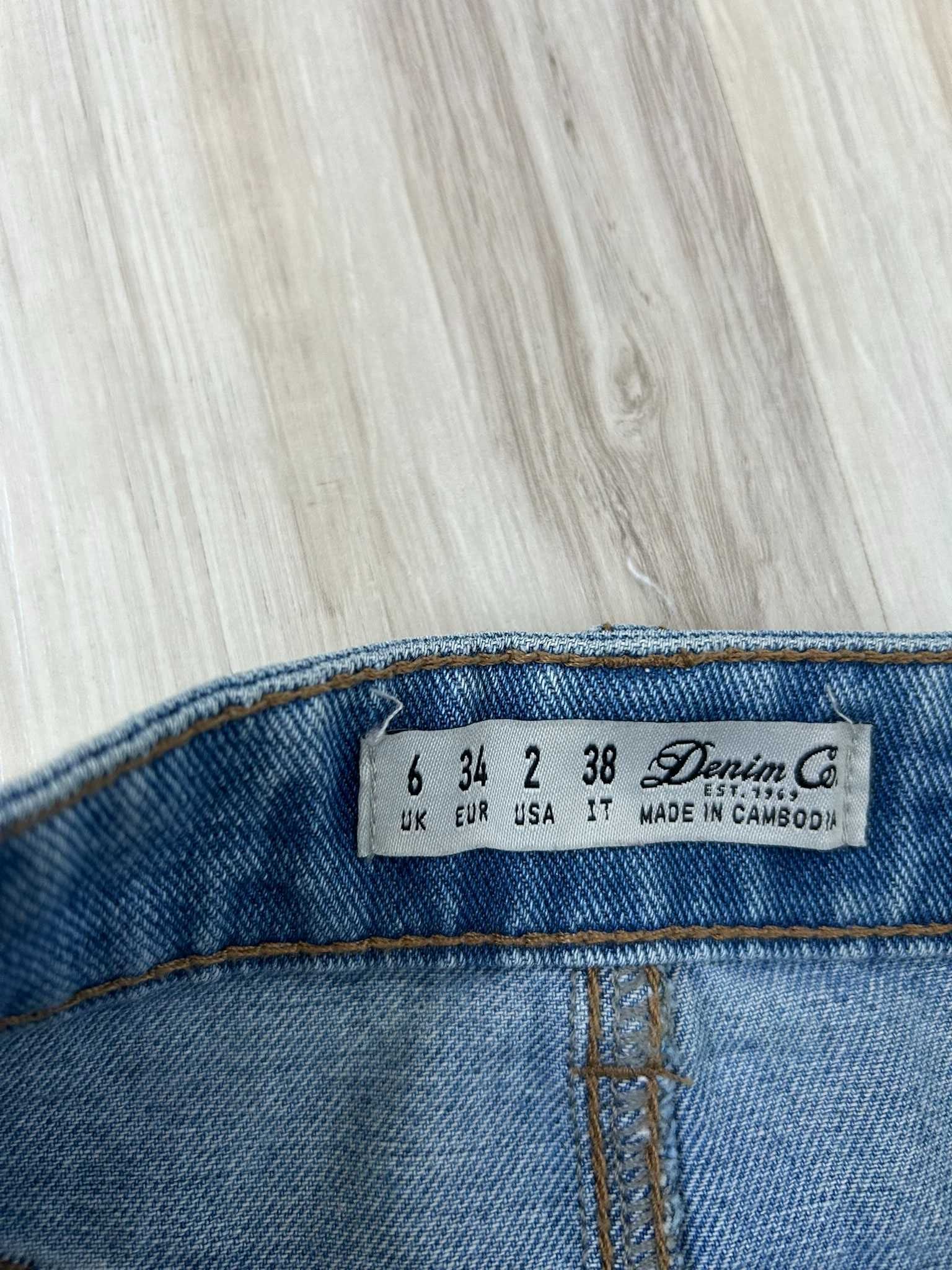 Niebieska spódniczka jeans - wygoda i styl
