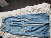 Super spodnie z dziurami formy Bershka