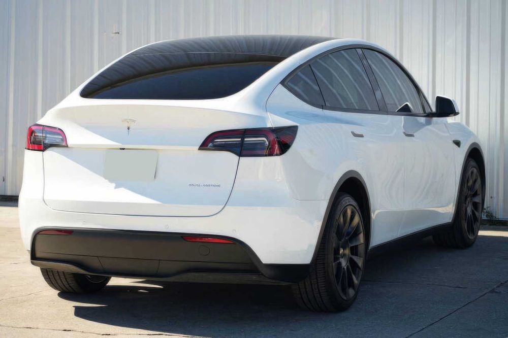 Tesla Model Y      2022