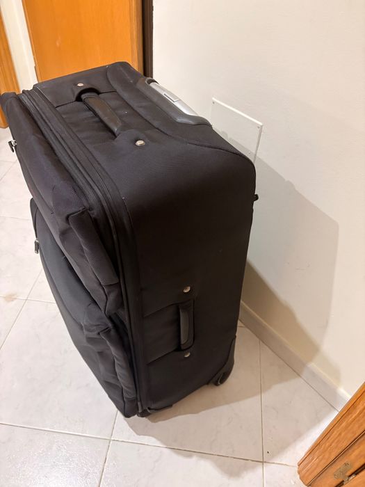 Mala grande de viagem Emidio Tucci — 4 rodas, bom estado, preta