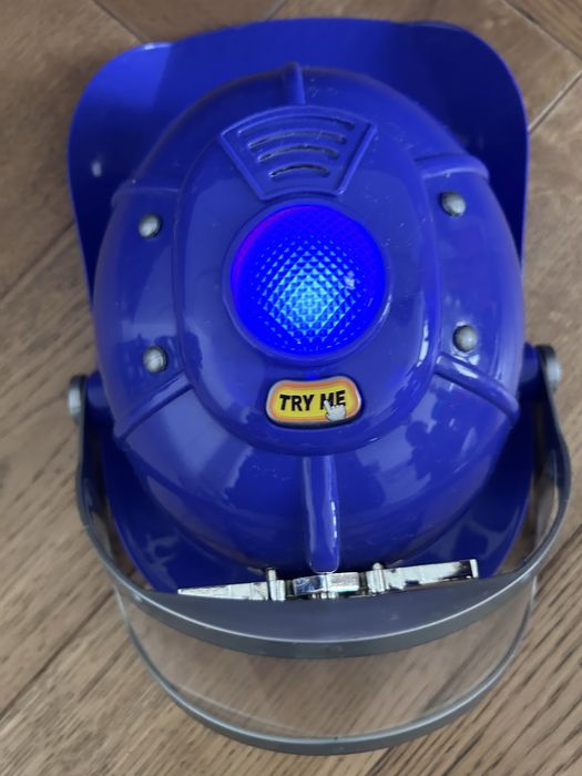 Kask policyjny z dzwiekiem i sygnalem swietlnym