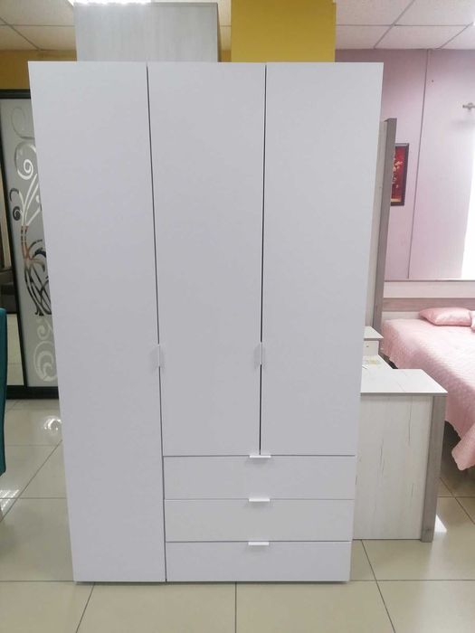 Шафи для одягу в наявності на складі