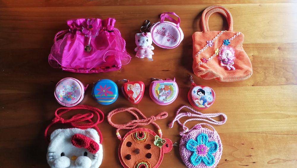 Várias malas e porta moedas Hello Kitty e outros