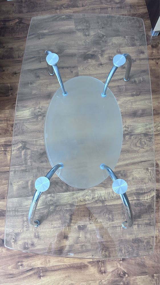 Szklany stolik z metalowymi nogami