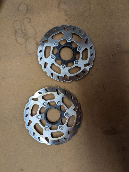 2x Shimano discos SM-RT70 140mm
Brake Rotor