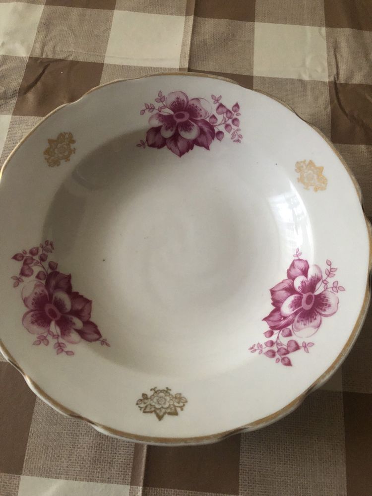 Продам тарілки,чашку  с двумя ручками и др