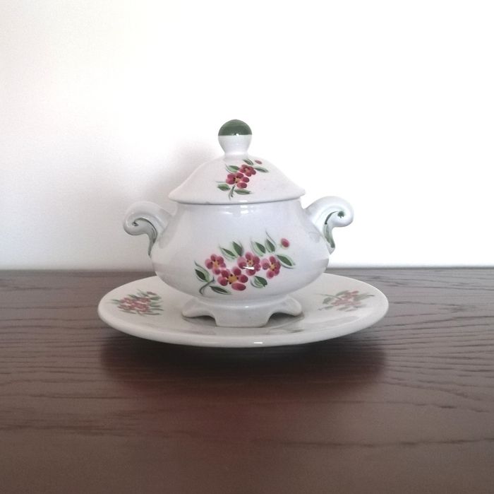 Terrina e prato vintage, com motivos florais