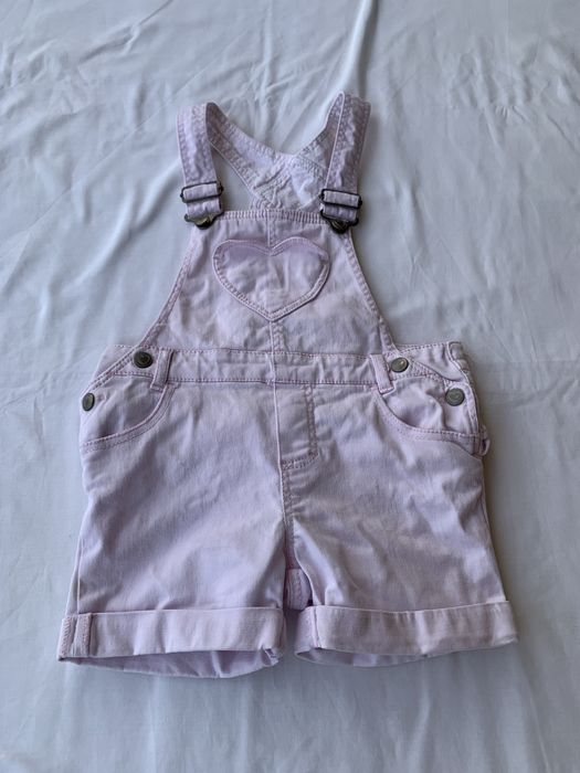 Jardineiras em calção de menina