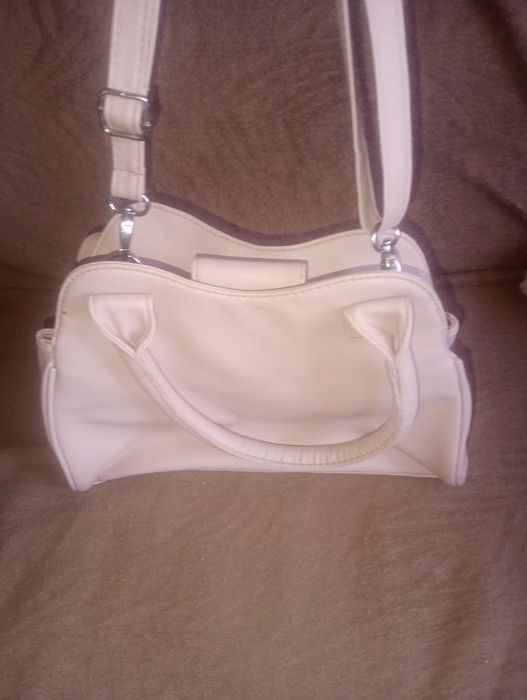 продам жіночу сумку ніжно рожевого кольору.