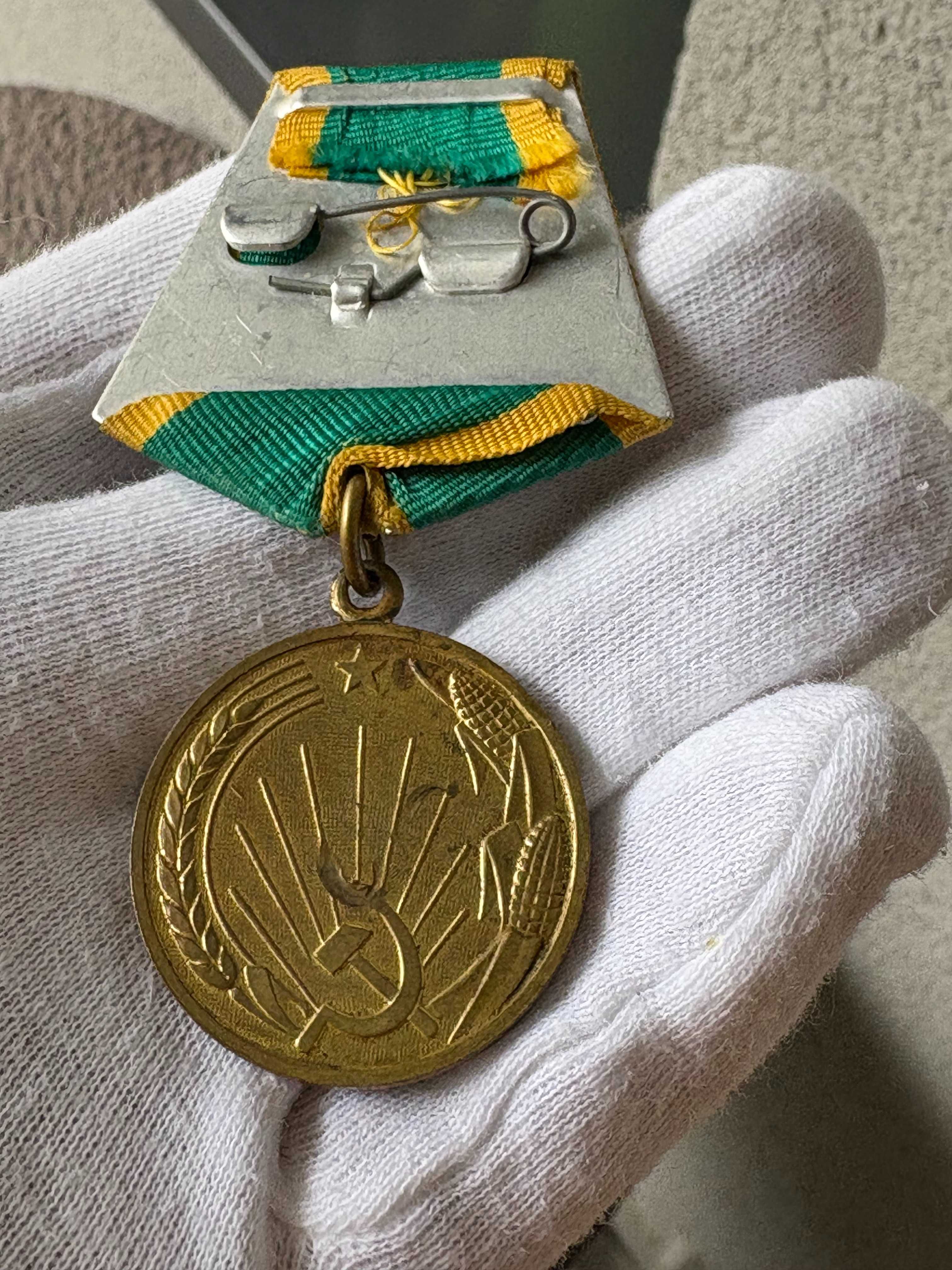 Medal „Za rozwój ziem dziewiczych” jest nagrodą państwową ZSRR. (1)