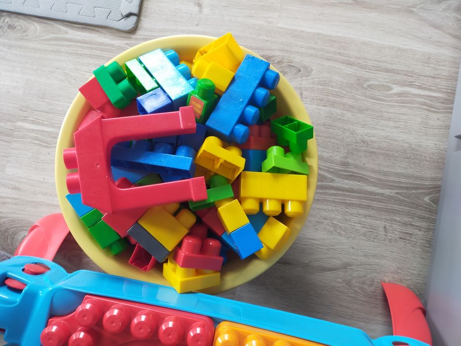 Mega bloks duży stolik z klockami