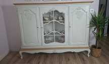 Biała komoda wysoka na nóżkach shabby chic