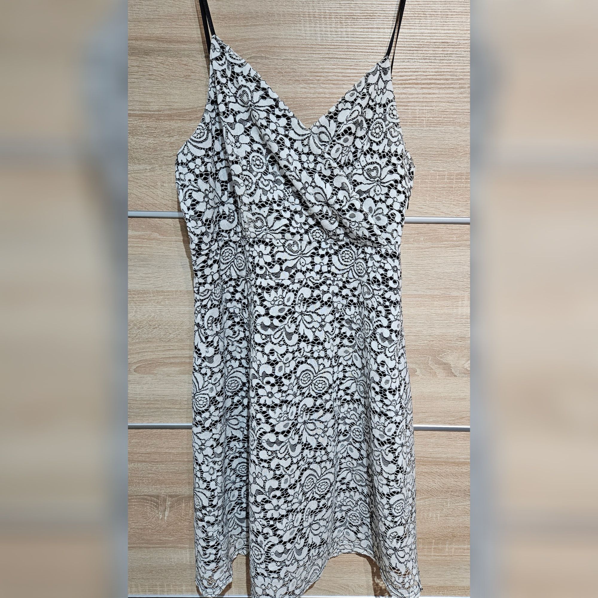 Vestido de renda, com etíquete, da marca Riu, nº 46