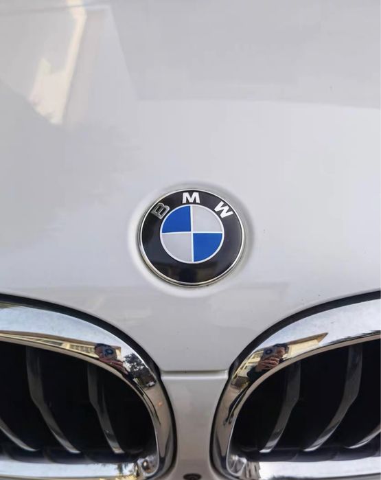 Эмблемах сине-белая BMW