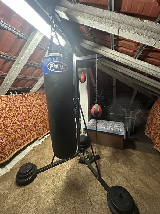 Maquina com saco de boxe