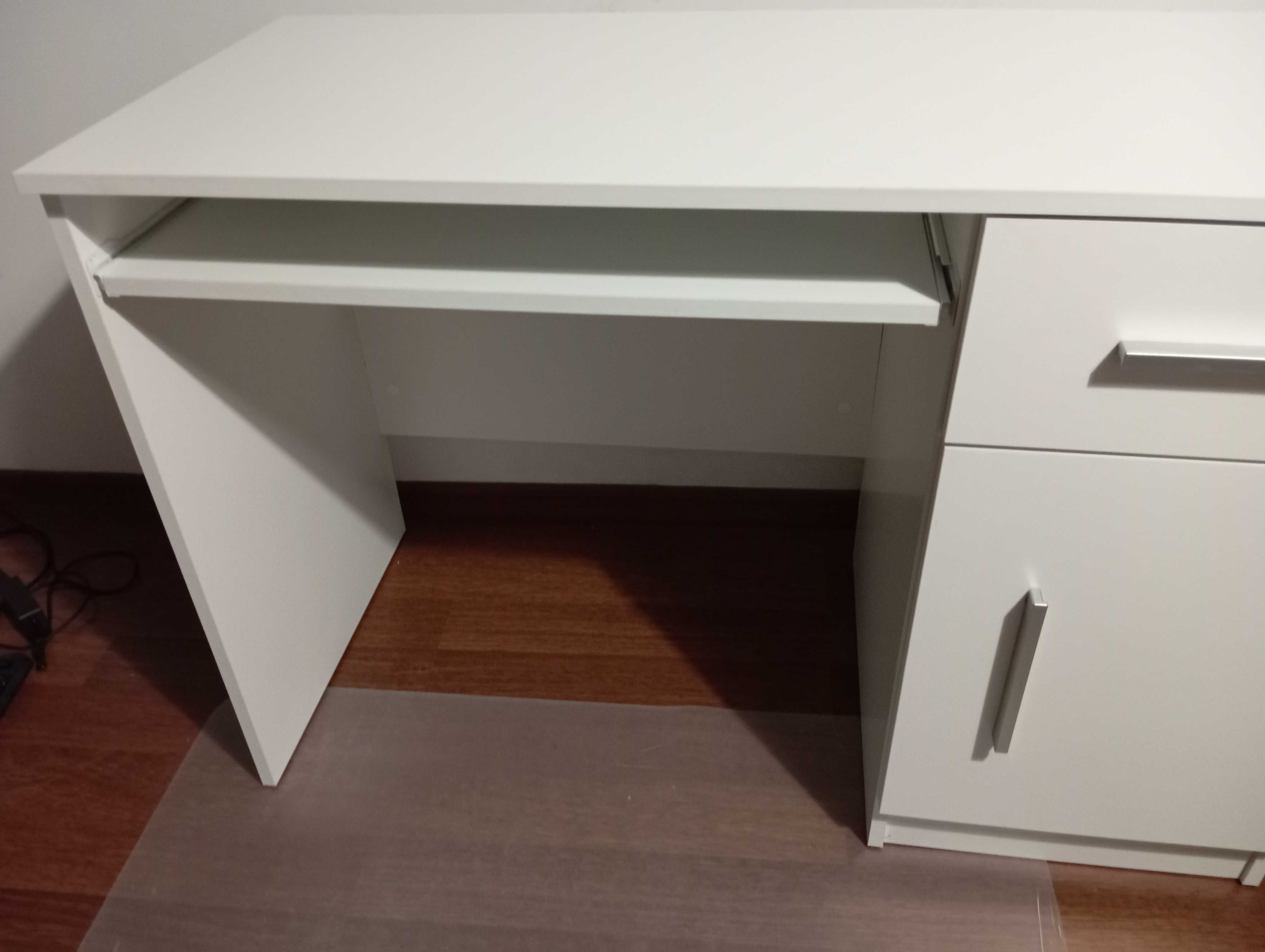 używane biurko w kolorze białym