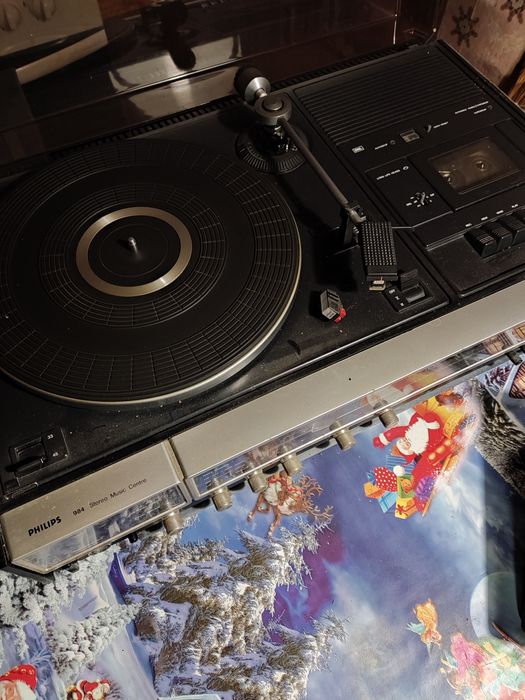 Магнитола кассетная+ пластинки+радио.