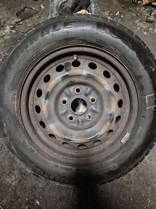 Opony zimowe toyota auris 15" 5x114,3 z felgami i kołpakami jak nowe