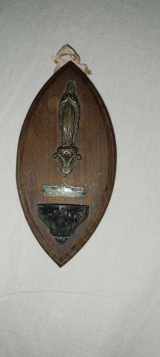 Nossa senhora de Lurdes em metal em placa de madeira Maciça.
Em bom es