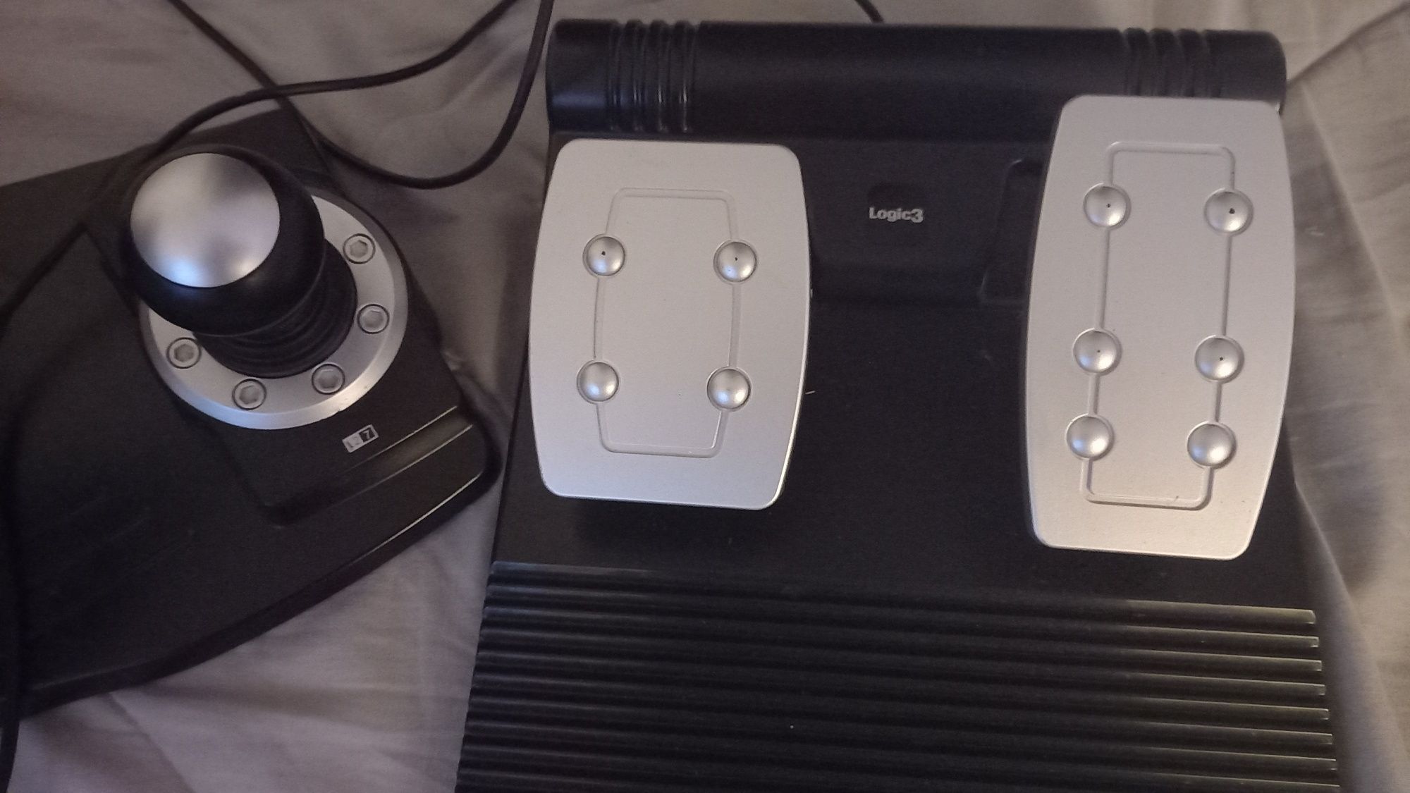Vendo volante Logic 3, usado mas em estado novo.
