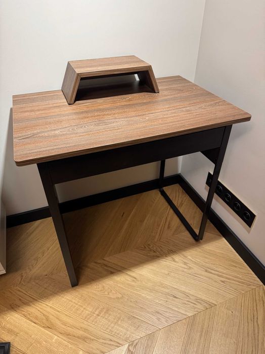 Biurko Ikea MICKE czarnobrąz z dorobionym blatem orzech i podstawką