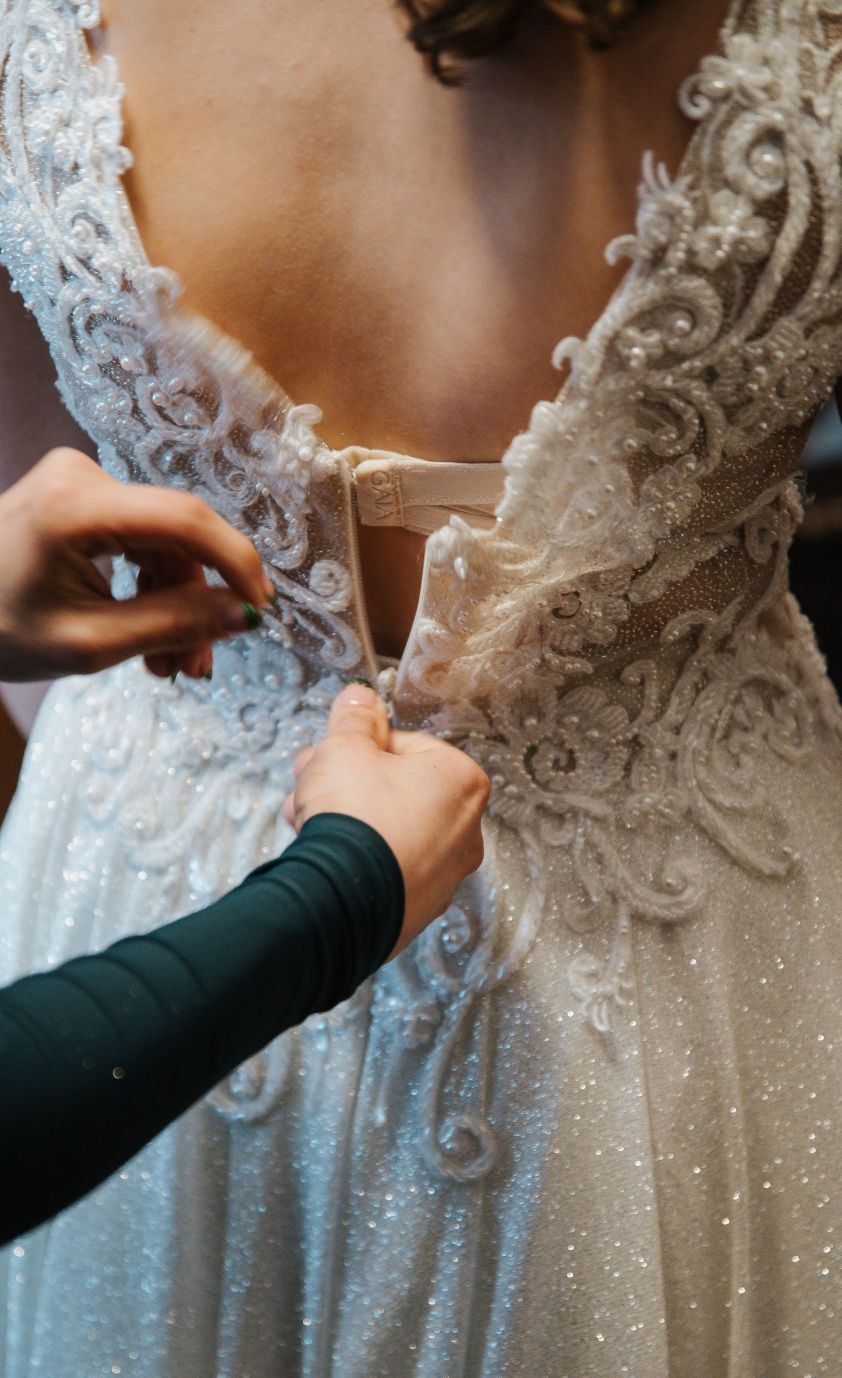 Suknia ślubna bardzo błyszcząca efektowna w stylu księżniczki roz S/M