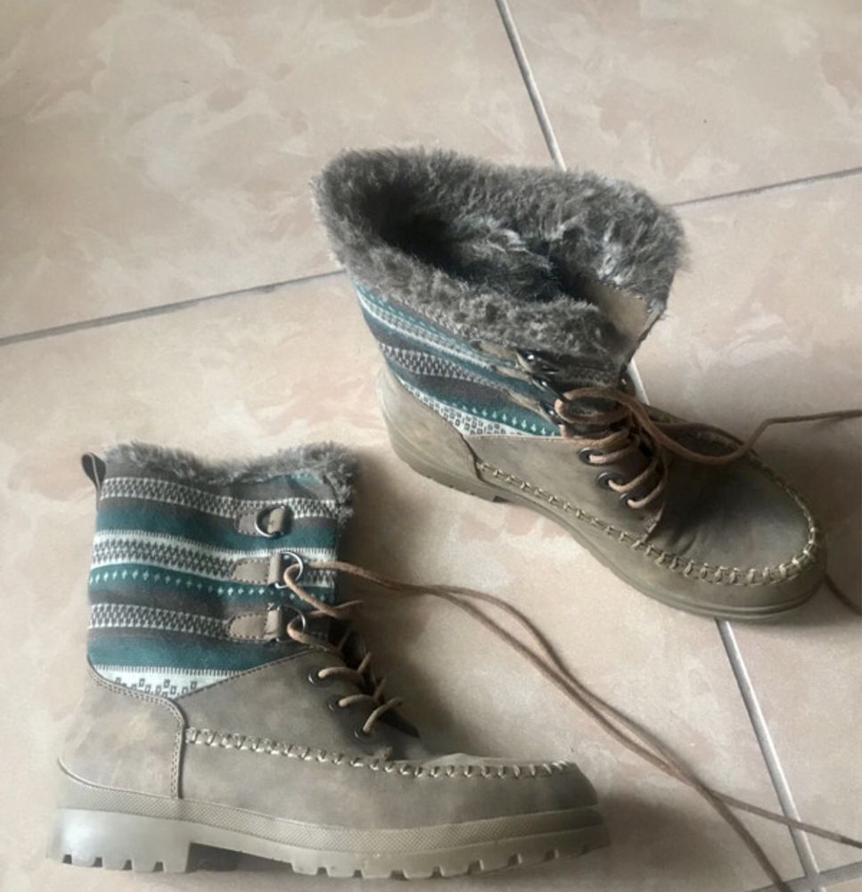 Botas com pelo como novas