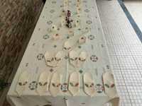 Toalha de mesa em linho caseiro, bordada e trabalhada em Crivo