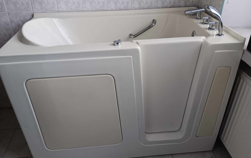 Wanna z hydromasażem idealna do zabudowy prysznicowej lub dla seniorów