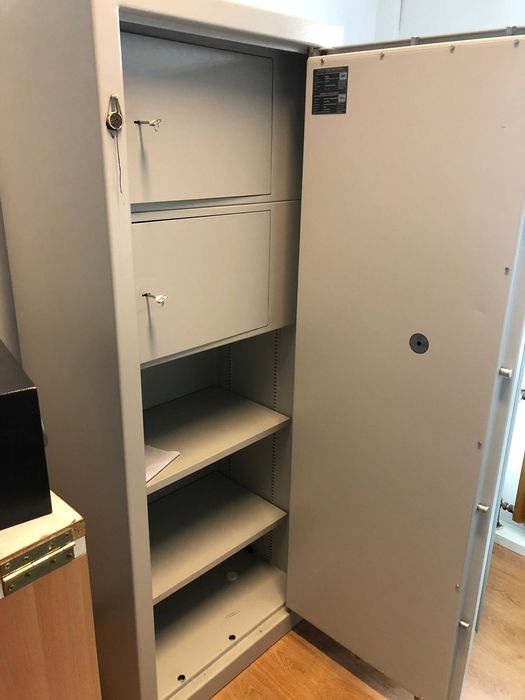 Sejf oraz szafa na dokumenty niejawne, broń i amunicję