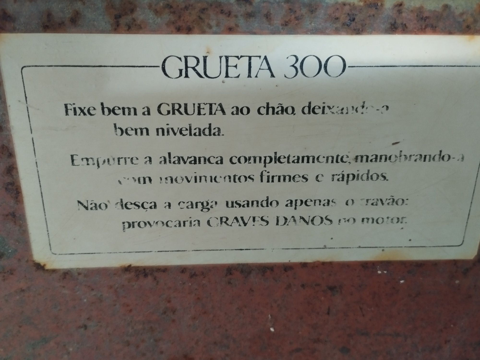 Grua Grueta 300 com balde e tripé