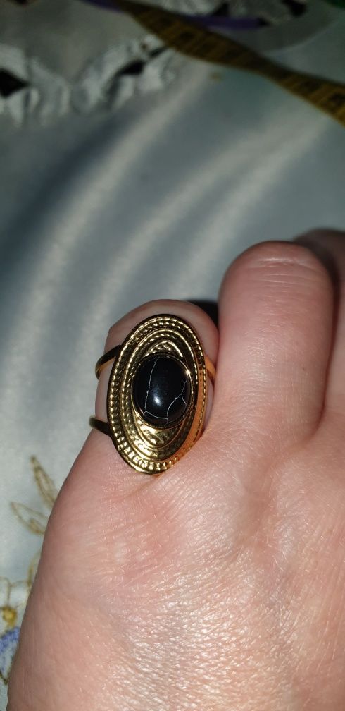 Piękny pierścionek z czarnym oczkiem, nowy.